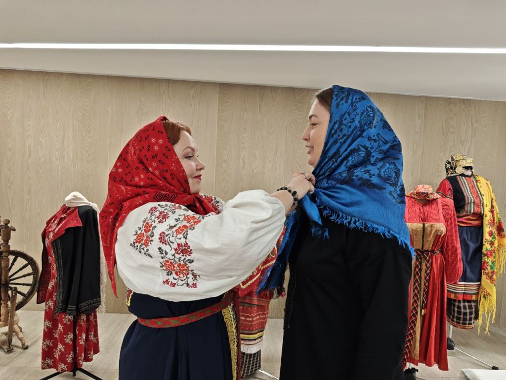 На выставке русского народного костюма Татьяны Стаильской можно было померить аутентичные предметы гардероба. photo_2025-12-07_13-16-50.jpg