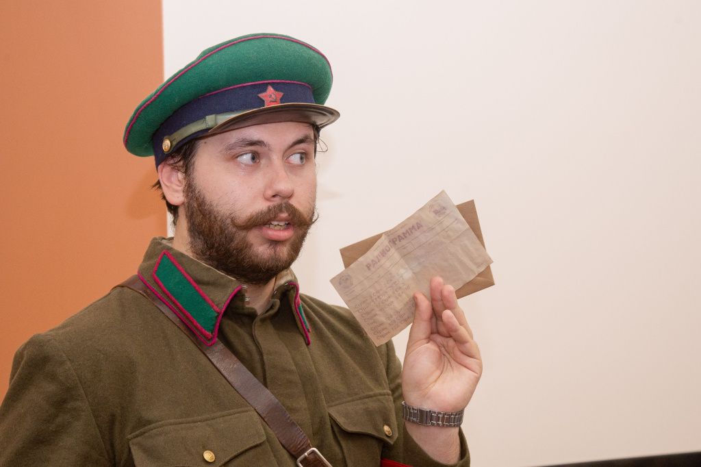 Ярослав Егоров в мундире офицера НКВД предлагал участникам квеста расшифровать радиограмму. Ярослав Егоров в мундире офицера НКВД предлагал участникам квеста расшифровать радиограмму..jpg