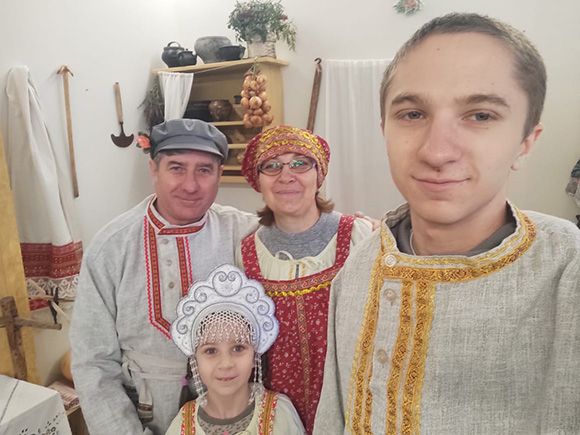 Татьяна Алексей с младшими детьми Ольгой и Дмитриев.jpg