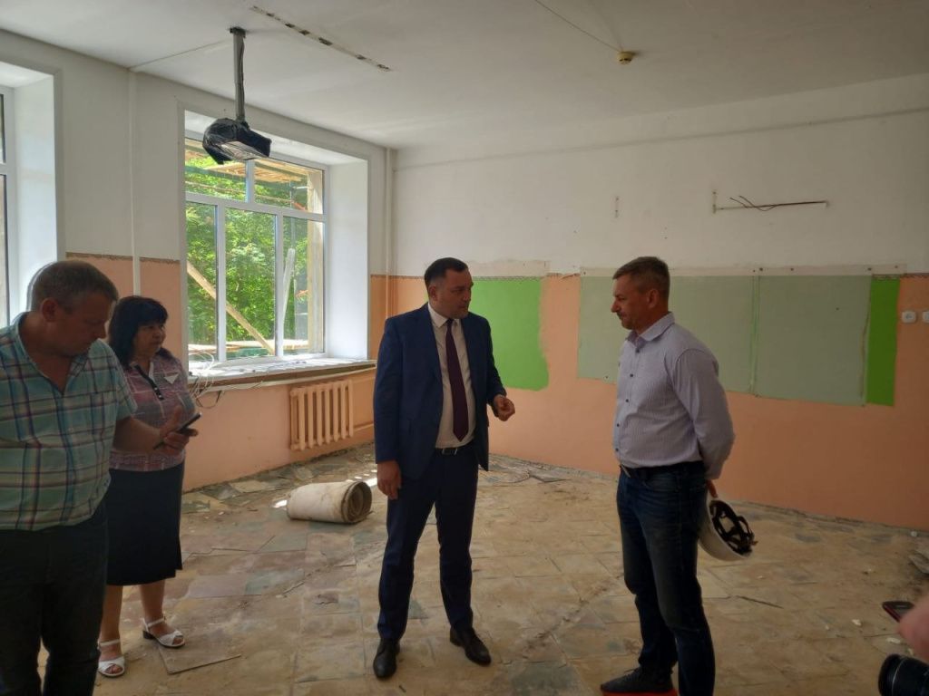 Министр образования региона Алексей Комаров с представителем подрядчика обсудили технологический процесс проведения капремонта в Ленинской школе.jpg