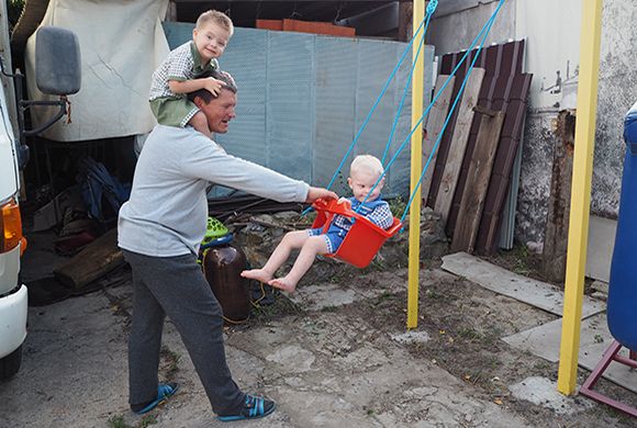 С папой весело! kacheli.jpg