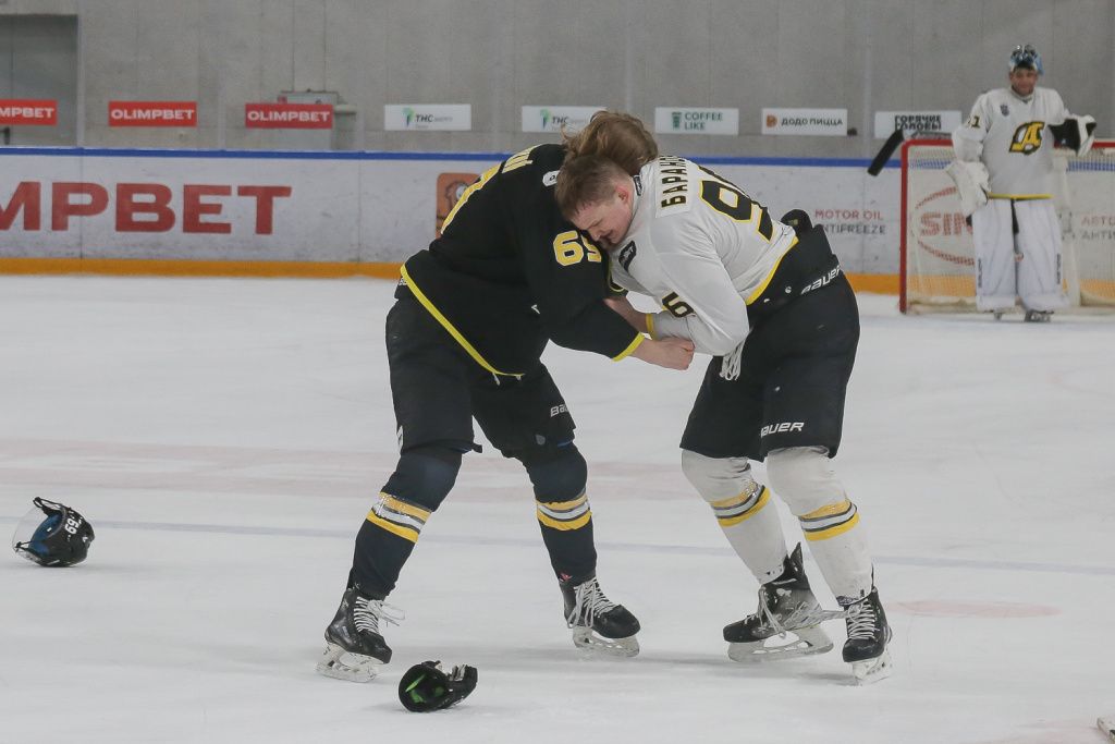 01 Символоическая драка Егора Баранова и Андрея Болучевского .jpg