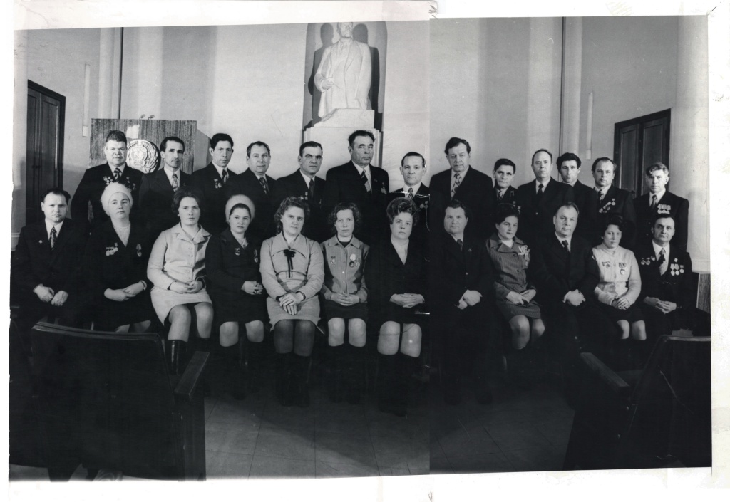 Группа делегатов 25 съезда КПСС от Пензенской партийной организации 1976г. В.В. Лапин стоит 7 слева.jpg