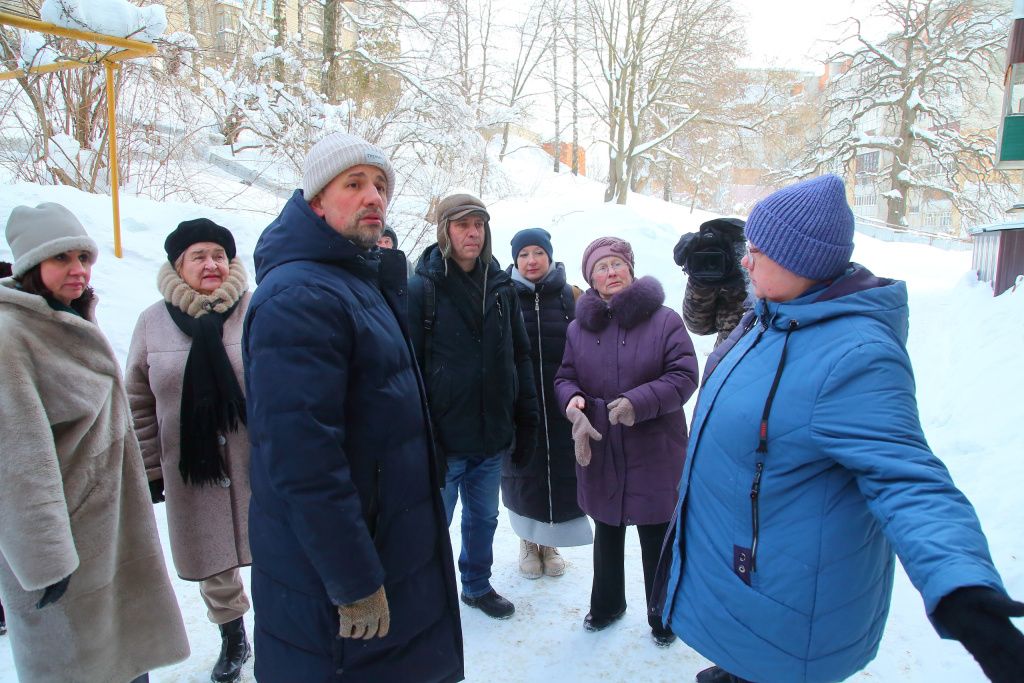 Член Общественной палаты РФ Николай Доронин (второй слева) приехал, чтобы разобраться в проблеме w97GnTPju7WZ1I-oHILyExwuE32KONCko0acnUPtT90jy2Pay9gPpPZB5EKcxkcbNrShwreN1EfyEwkgjan7ANaU.jpg