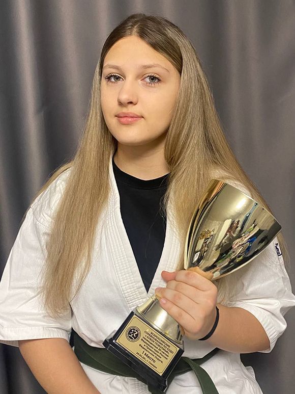 Эвелина с наградным кубком.jpg