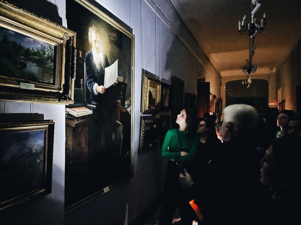 У портрета Шишкина ZhsreXu6hm3z91prGX8LiKb-RMd5Ro3zBFaZzVXPuG9hZiLrmSNFByqTDJK3bppY8NrXTTJtHu4W1MW7ERJwvnWN.jpg