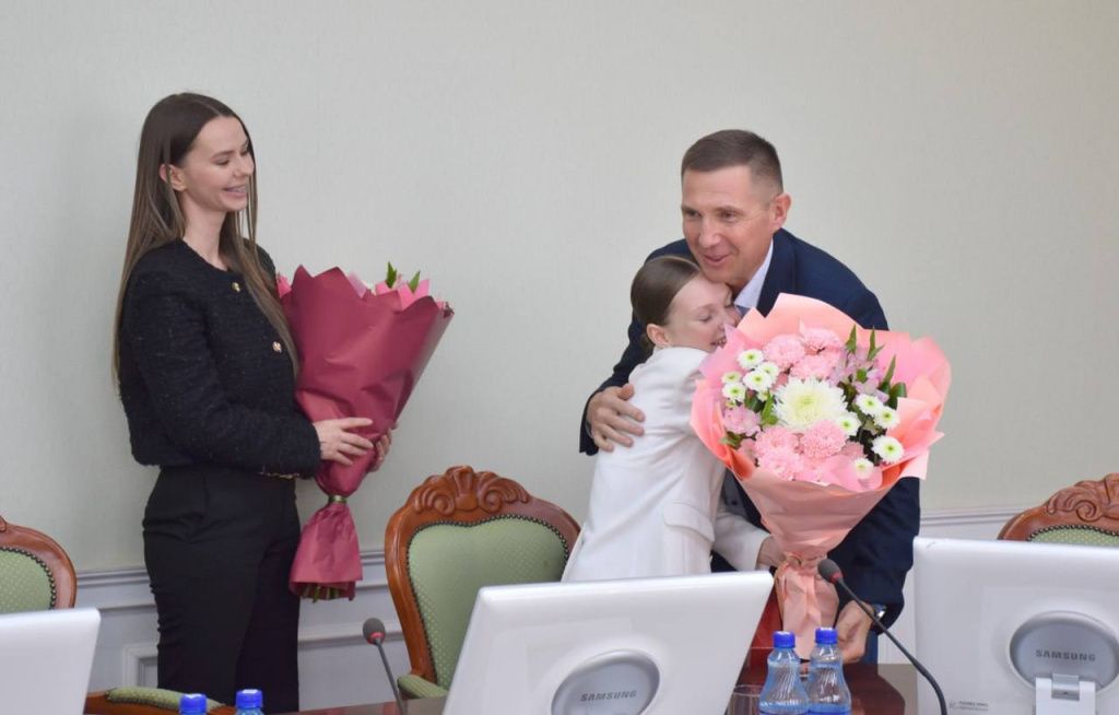 София Дамарнацкая с мамой и мэром||Фото t.me/denisov_ov Сфоия Дамарнацкая с мэром Пензы Олегом Денисовым.jpg