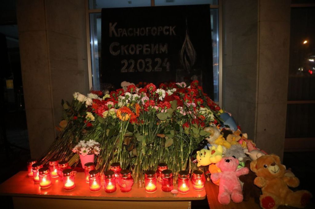 Два дня пензенцы, не переставая, несут цветы к мемориалу 2024-03-24 20.20.22.jpg