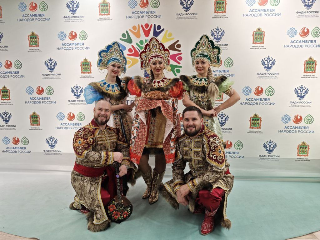 Гостей фестиваля встречали хлебом-солью. photo_2025-12-07_13-06-27.jpg