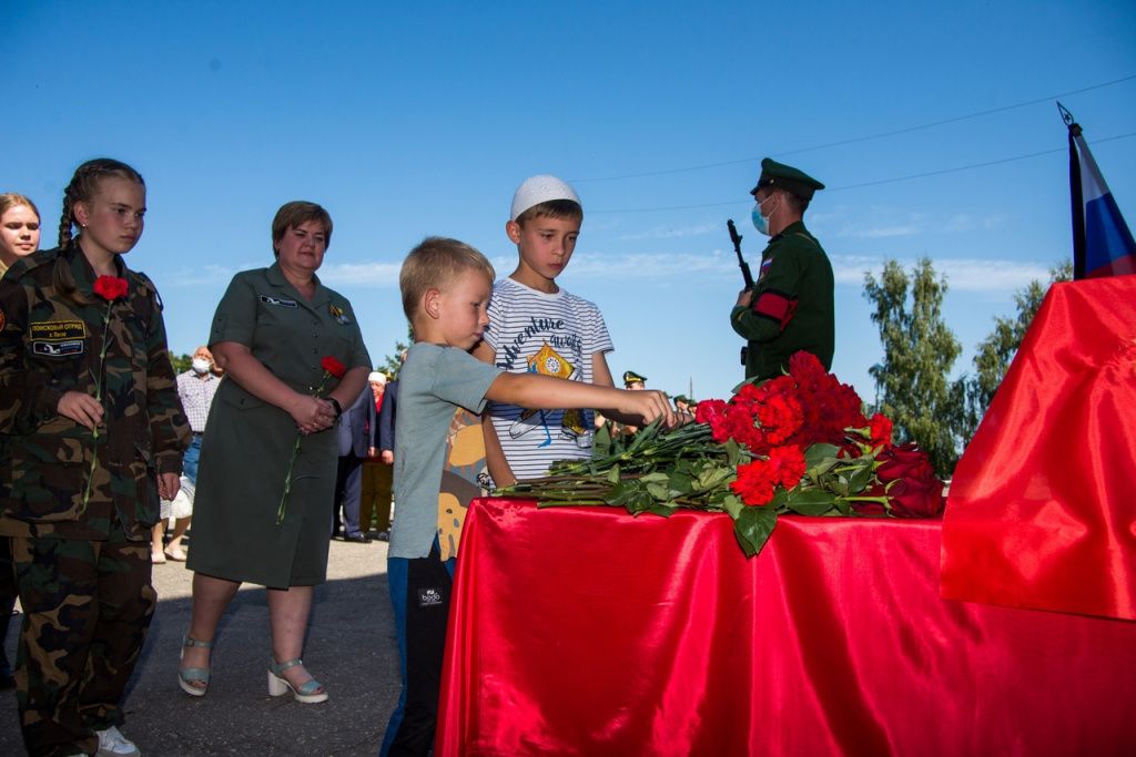 Сельчане принесли на могилу павшего воина цветы||Фото М.Буданов dety.jpg