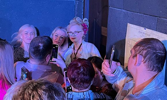 Светлана Разина уделила внимание каждому поклоннику. С поклонниками.jpg