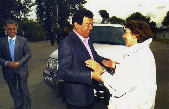 Тамара Мельникова с Иосифом Кобзоном и Андреем Дементьевым||Фото из архива музея-заповедника «Тарханы» Тамара Мельникова с Иосифом Кобзоном и Андреем Дементьевым.jpg