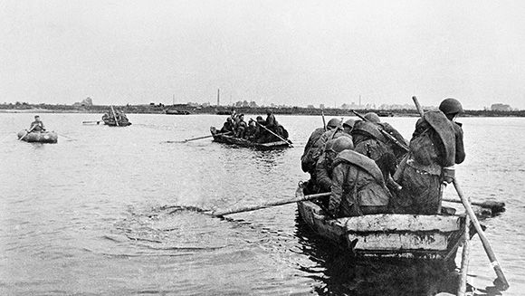 Советские войска форсируют Днепр . Фото из архивных источников.jpg