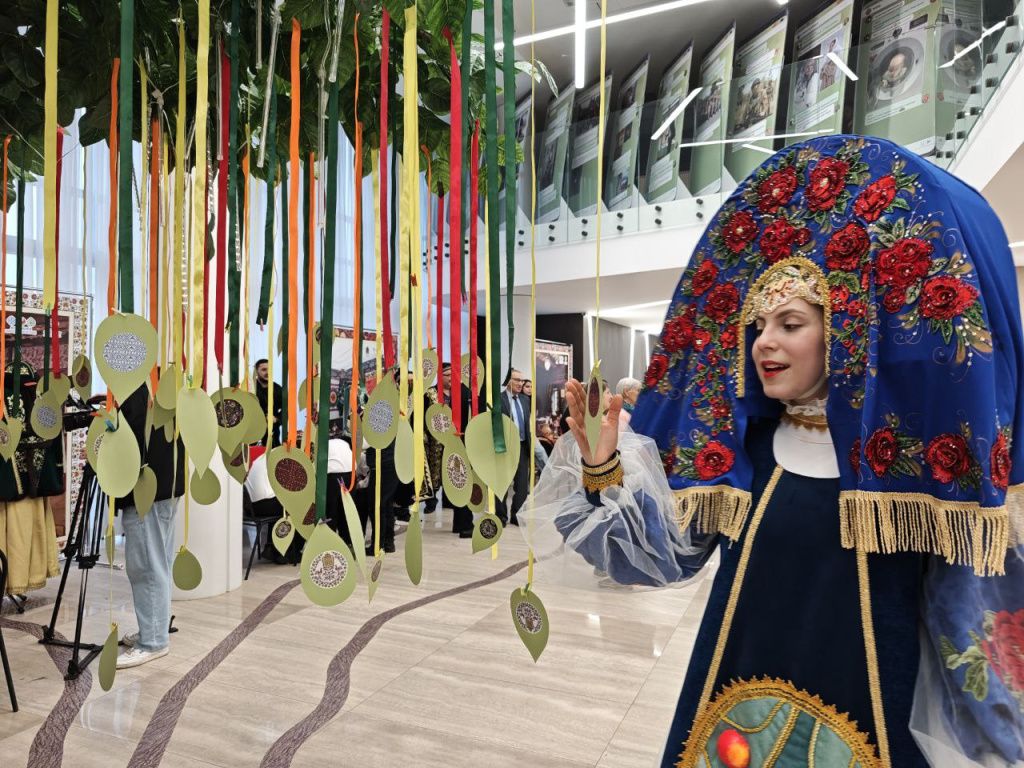 Матушка-Земля у «Древа жизни» – артистка Театра моды Ольги Букиной Ксения Ротанина. photo_2025-12-07_13-11-40.jpg