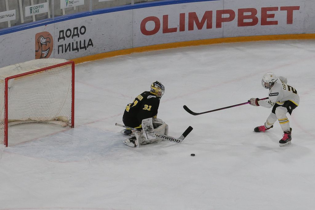 06 Павел Прохоренков атакует в серии буллитов.jpg