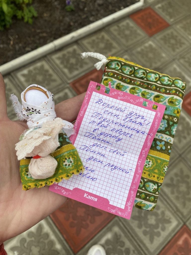 Самый частый подарок из дома - ангелочки, сделанные детскими руками.jpg