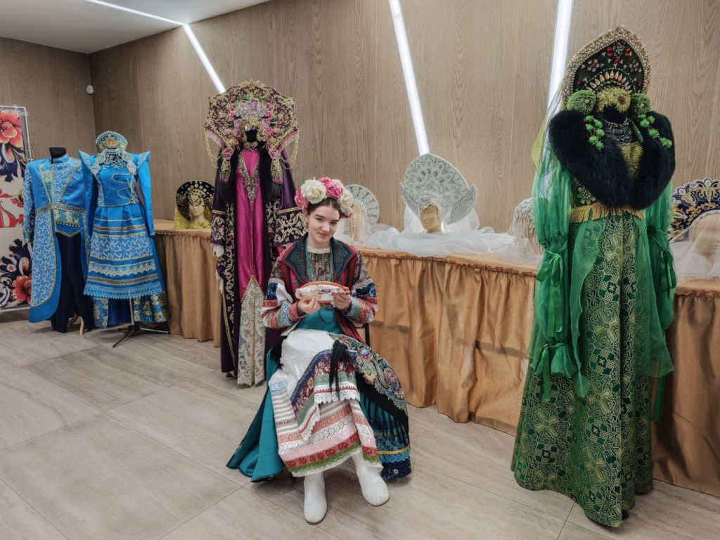 Мастер-класс по вышивке в обрамлении роскошных костюмов Театра моды Ольги Букиной. photo_2025-12-07_13-08-30.jpg