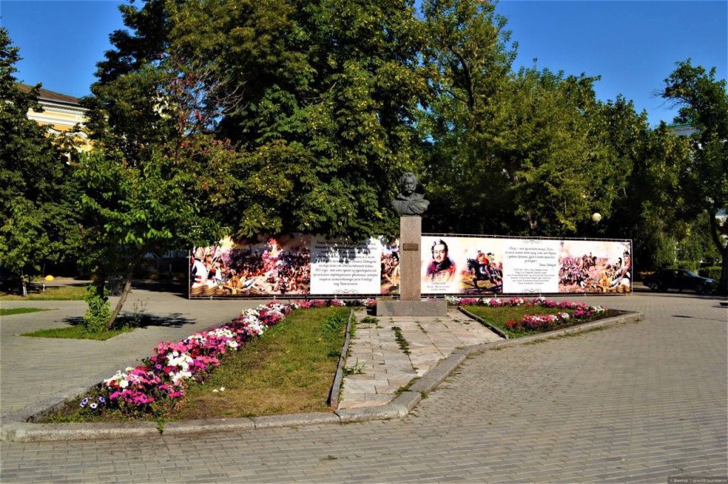 Памятник Денису Давыдову в Пензе.jpg