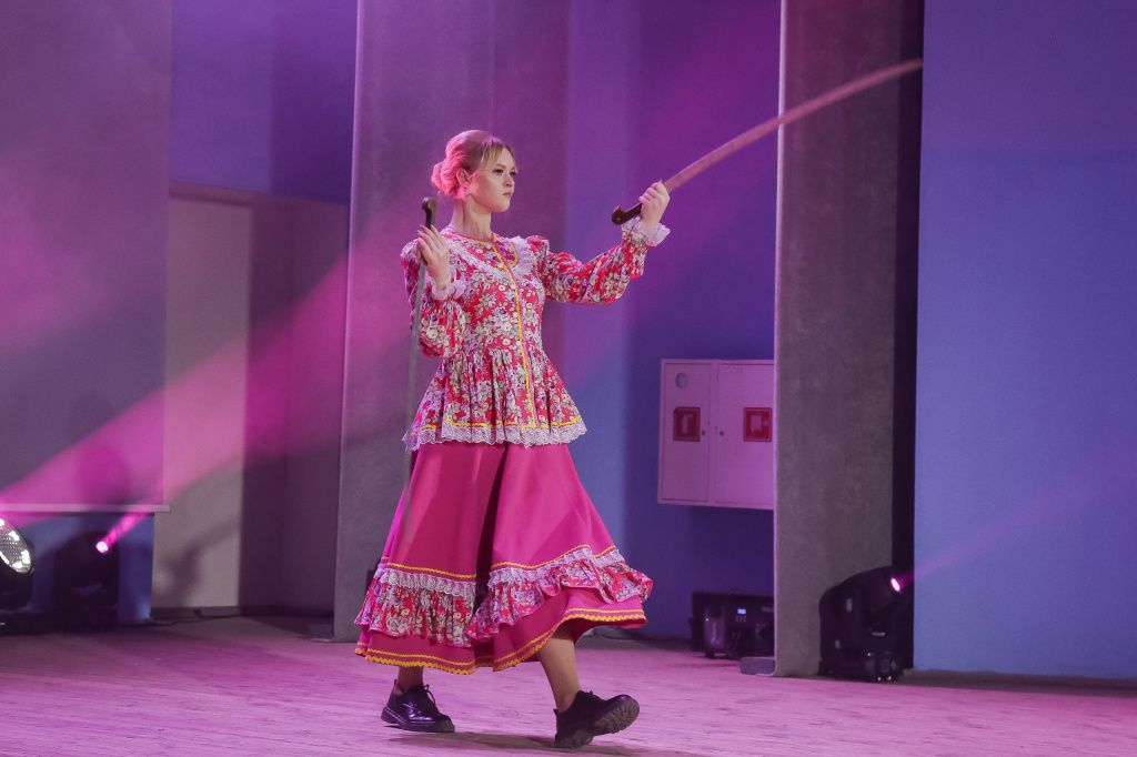 Софья Яныкина «оторвалась» на фланкировке двумя шашками. Софья Яныкина.jpg