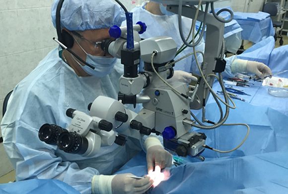 Рашид Галеев во время операции. Фото health.pnzreg.ru