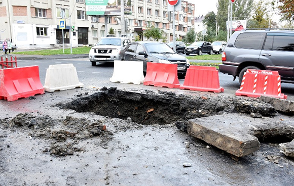 Эту яму уже заделали, но воду пока так и не дали||Фото penza-gorod.ru Пушкина.jpeg