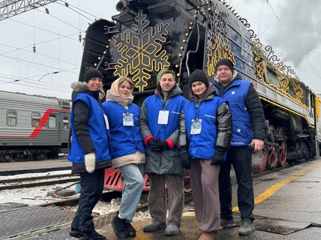 С поездом Деда Мороза.jpg