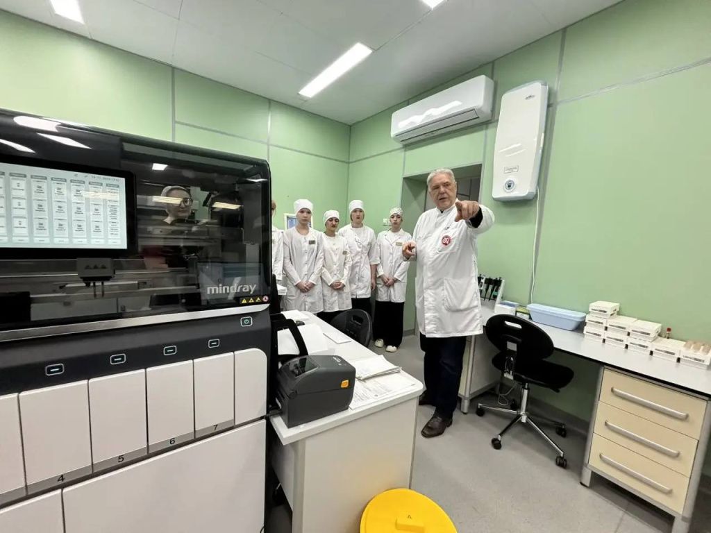 Молодым врачам многому нужно научиться||Фото: минздрав Наставники.jpg