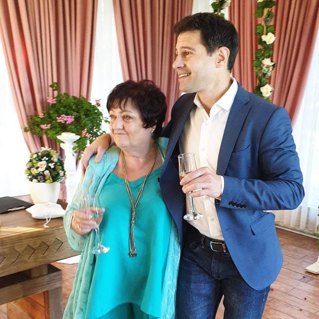 Мама актера гордится сыном, но часто вспоминает время, когда он был обычным мальчишкой Мама актера гордится сыном, но часто вспоминает время, когда он был обычным мальчишкой.jpeg