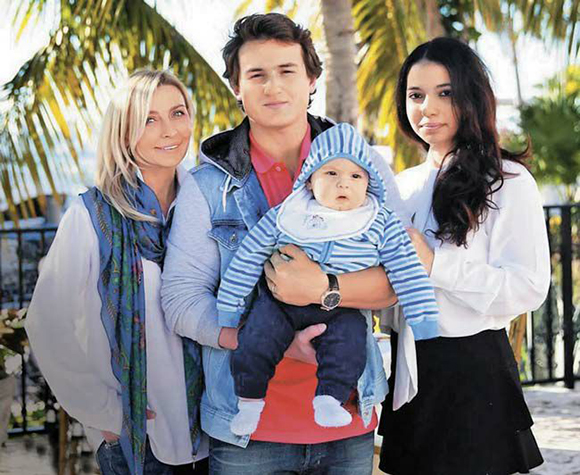 Татьяна Овсиенко с семьей сына.jpg