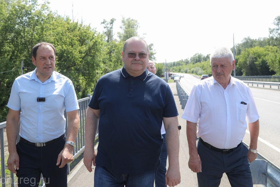 Губернатор Олег Мельниченко выступает за обеспечение связи в небольших населенных пунктах 1.jpg