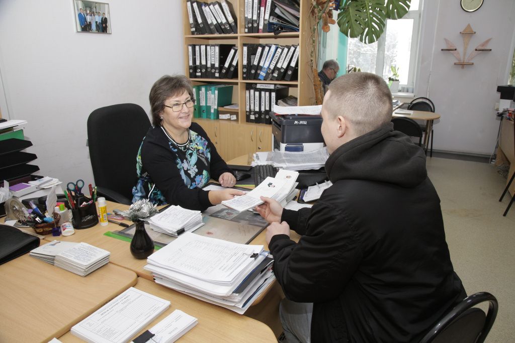 Саша сдает зачетку до следующей сессии.jpg