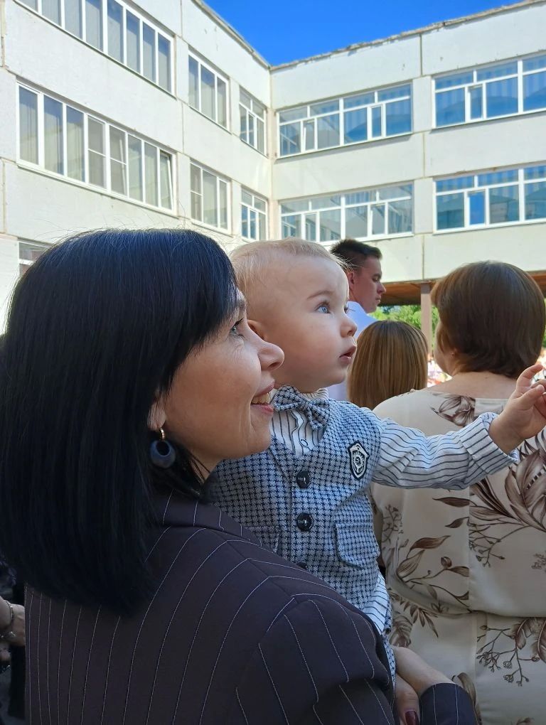 9. Елена Талышева с внуком Мироном на работе.jpg