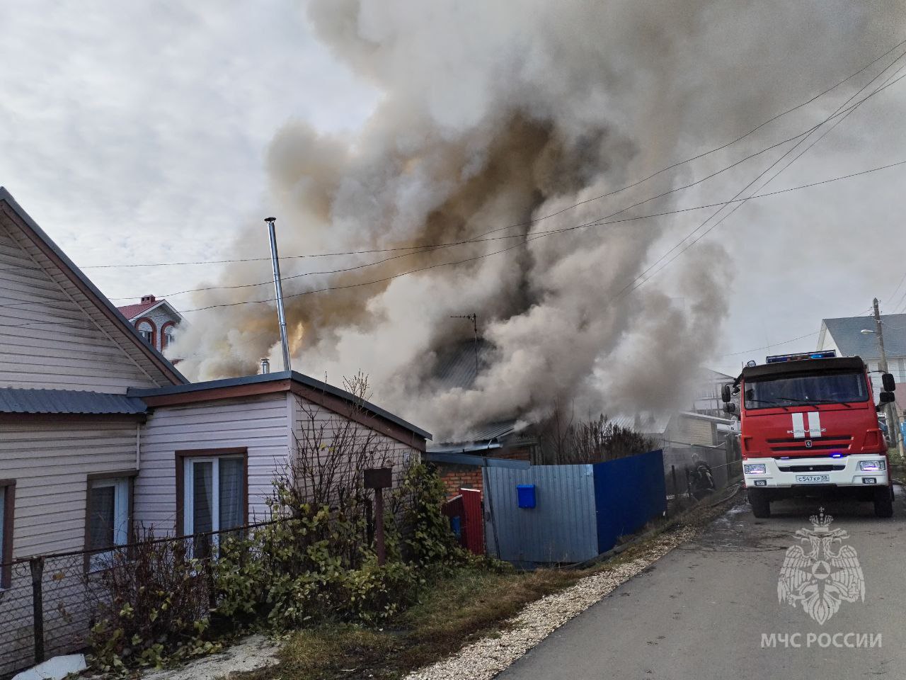 Из-за плотной застройки огонь мог перекинуться на другие дома