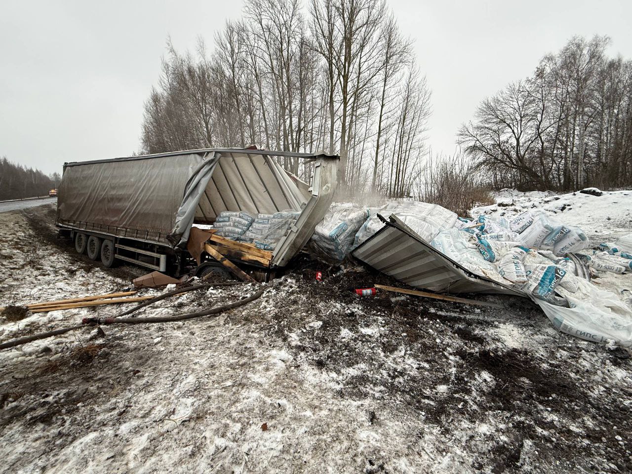 Фура вылетела с трассы