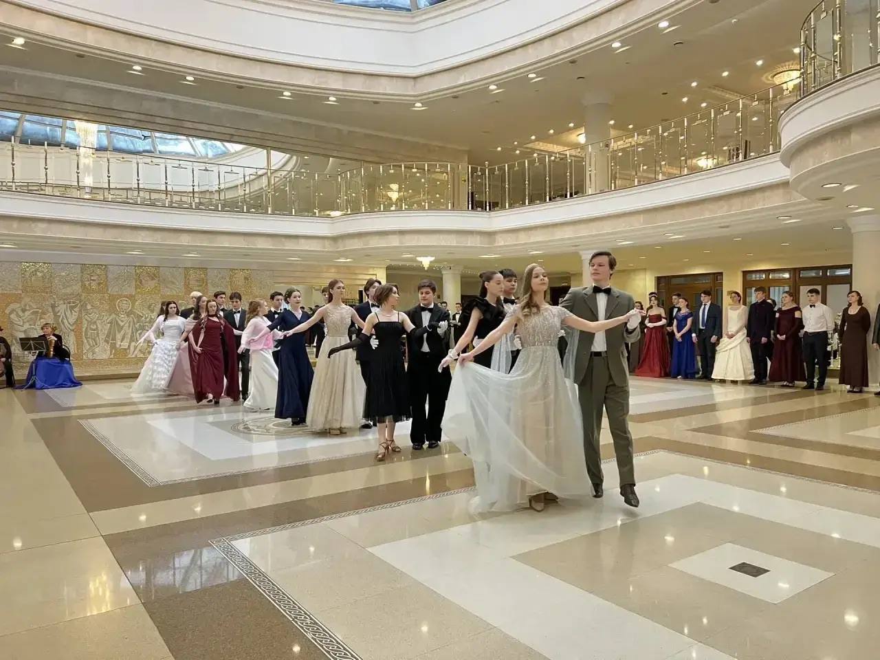 Молодые люди танцевали и общались