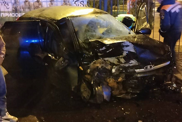 В Пензе легковушка влетела в ограждение Комсомольского парка