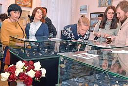 В Губернаторском доме выставили украшения за несколько сот тыс. руб.