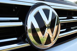 В Городище Volkswagen столкнулся с микроавтобусом и протаранил ограждение В Городище Volkswagen столкнулся с микроавтобусом и протаранил ограждение