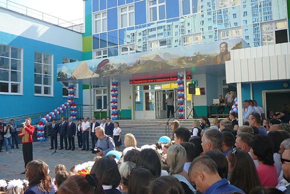 В Спутнике 1 сентября открылась современная школа