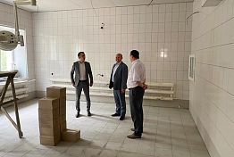 Вячеслав Космачев проверил ход ремонта на медицинских объектах Сосновоборского района