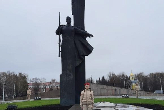 Пензенские школьники несут вахту памяти у Монумента воинской и трудовой Славы