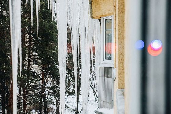 Упавшая ледяная глыба лишила пензенцев отопления