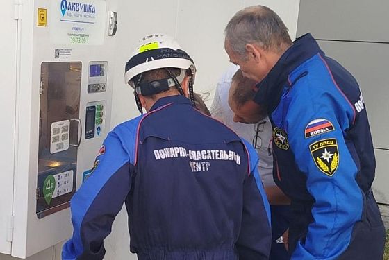 В Пензе ребенок сунул пальцы в монетоприемник и застрял