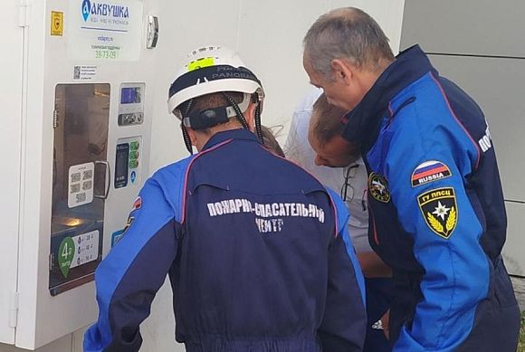 В Пензе ребенок сунул пальцы в монетоприемник и застрял