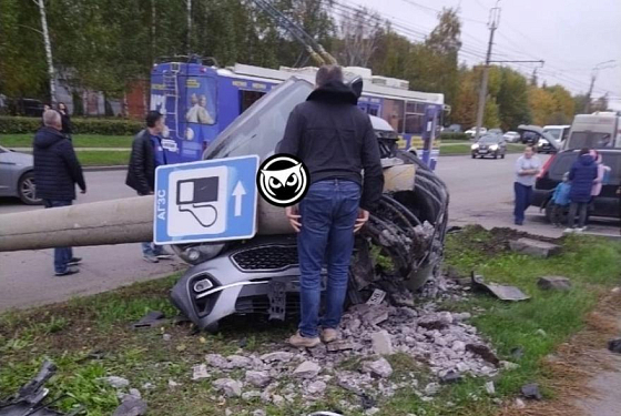  В Пензе световая опора рухнула на проезжую часть после ДТП