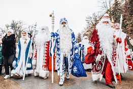 В Пензе прошло шествие Дедов Морозов и Снегурочек