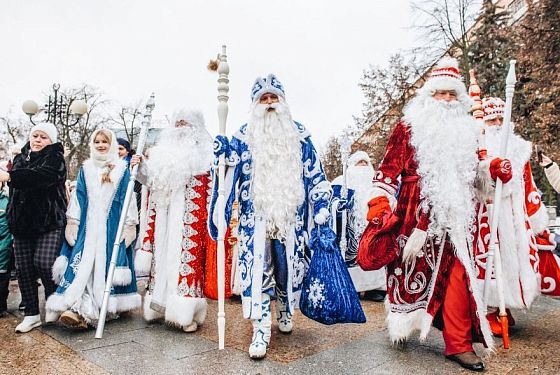 В Пензе прошло шествие Дедов Морозов и Снегурочек