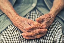 57-летний пензенец из ревности чуть не задушил свою 71-летнюю подругу