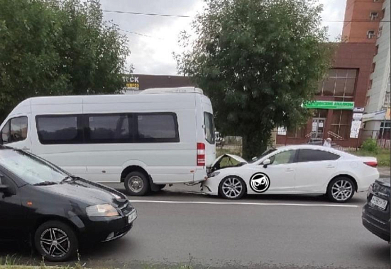 В Пензе на Стасова столкнулись легковушка и микроавтобус