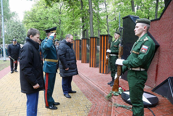 Губернатор возложил цветы к мемориалу в парке «Патриот»